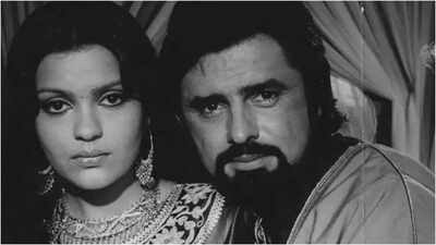 ‘Either pushed or beaten’: Zeenat Aman’s co-star reveals untold story of the night Sanjay Khan fought with actress | Hindi Movie News ‘Either pushed or beaten’: Zeenat Aman’s co-star reveals untold story of the night Sanjay Khan fought with actress | Hindi Movie News