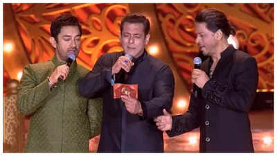 ‘He wanted to sing for longer’: Fans REACT as Shah Rukh Khan interrupts Aamir Khan’s song midway | Hindi Movie News ‘He wanted to sing for longer’: Fans REACT as Shah Rukh Khan interrupts Aamir Khan’s song midway | Hindi Movie News