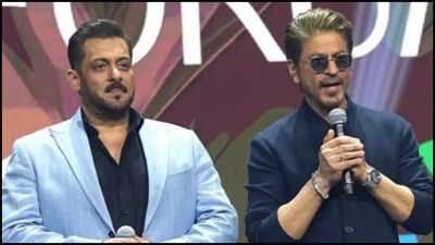 Shah Rukh Khan and Salman Khan return to Mumbai; fans and paparazzi surround the actors at airport | Shah Rukh Khan and Salman Khan return to Mumbai; fans and paparazzi surround the actors at airport |